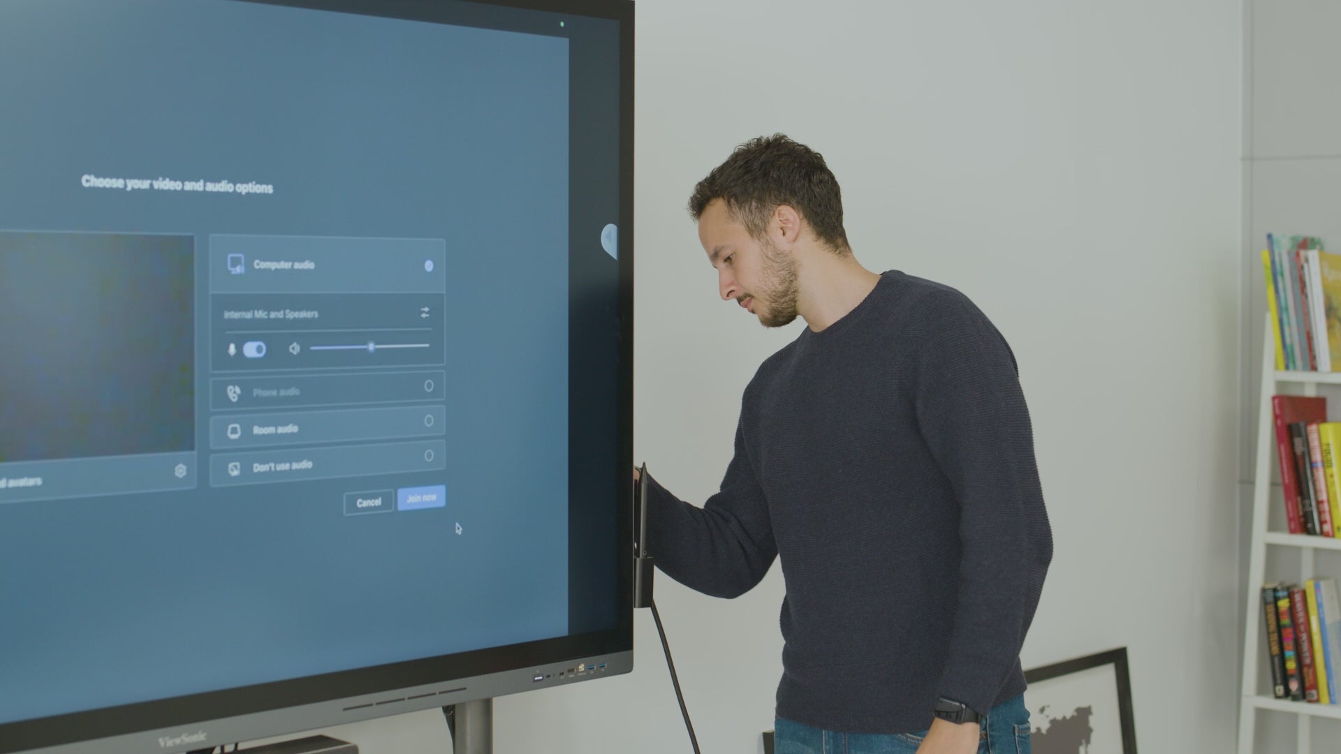 Carica il video: Allestimento sala per meeting
